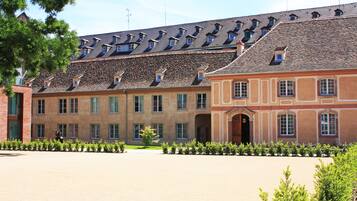 Vista frontal de la propiedad