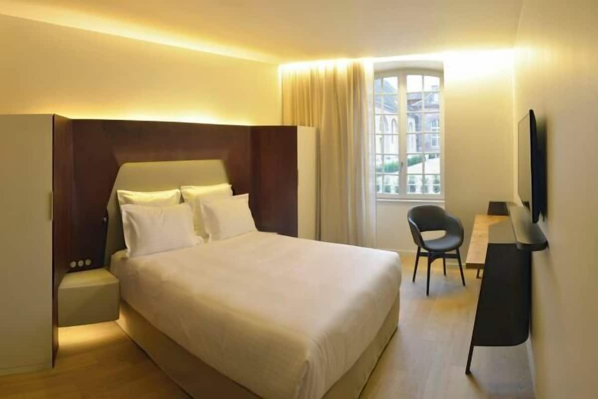 1 chambre, minibar, coffres-forts dans les chambres, bureau