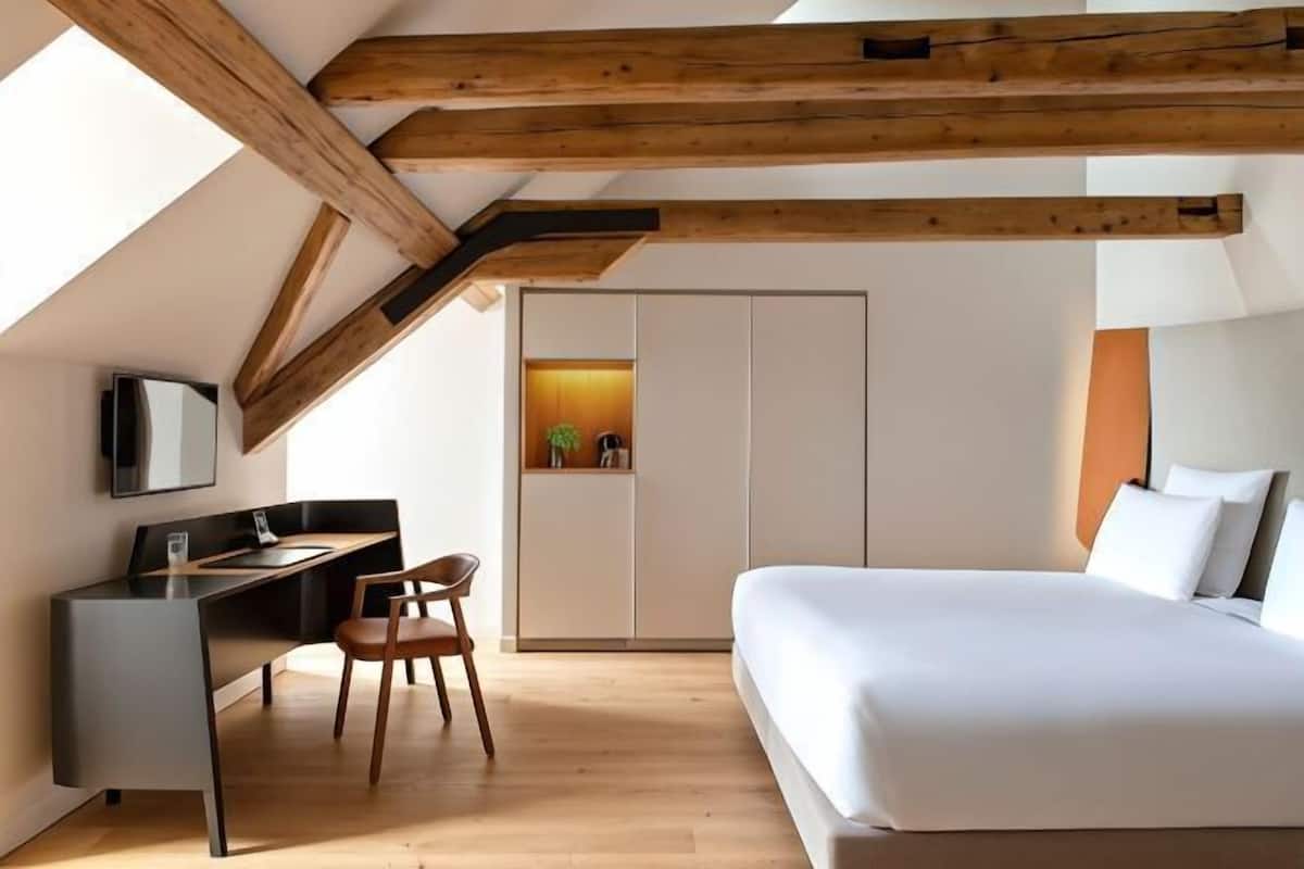 1 chambre, minibar, coffres-forts dans les chambres, bureau