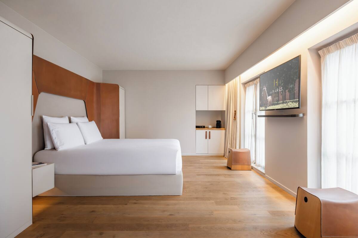 Deluxe Room | Minibar, in-room safe, desk, soundproofing