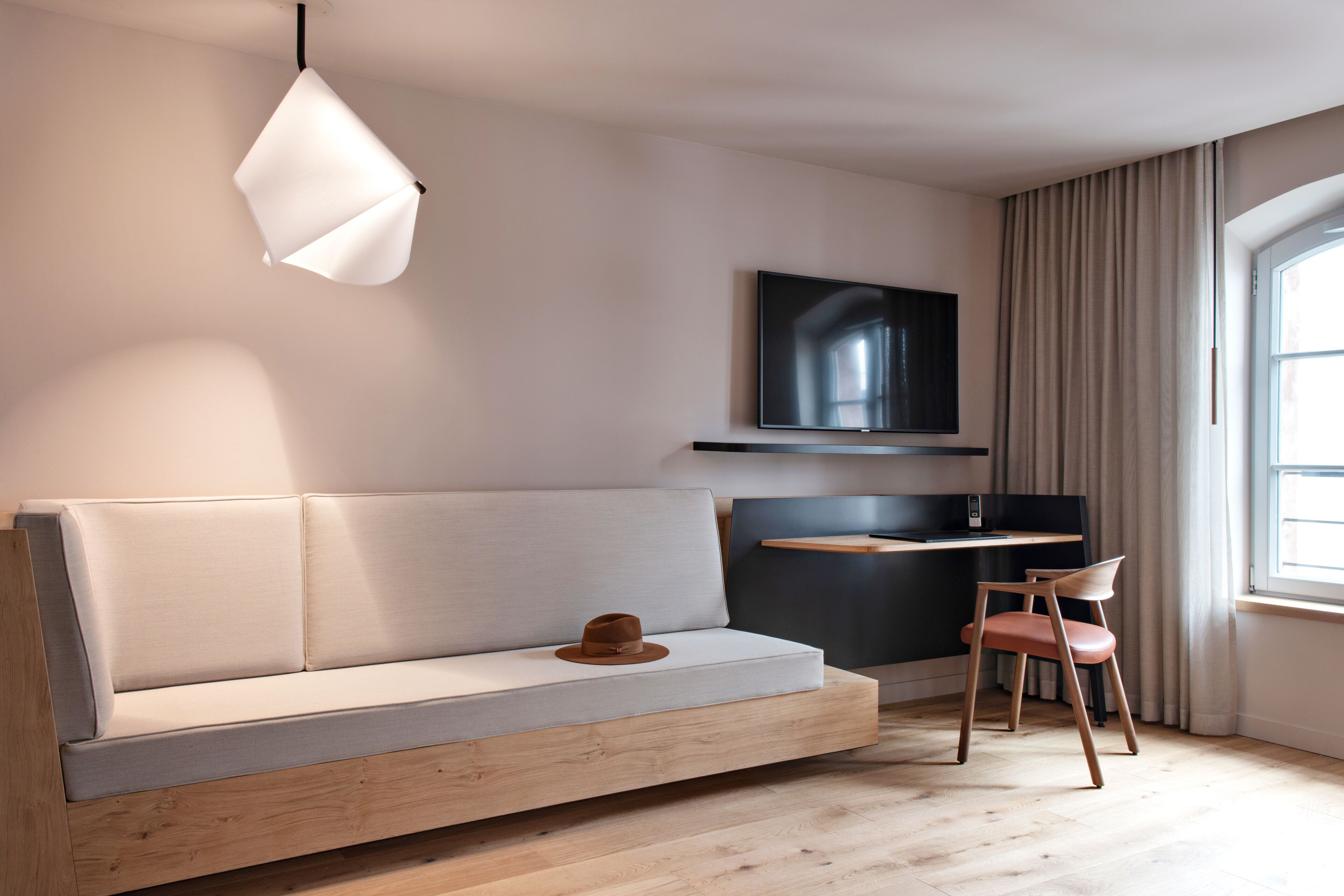 deluxe room | living area | flat-screen tv