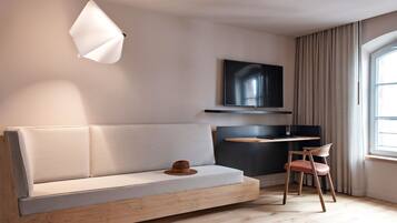 Deluxe-Zimmer | Wohnbereich | Flachbildfernseher
