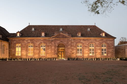 Façana frontal de l'allotjament (vespre/nit)