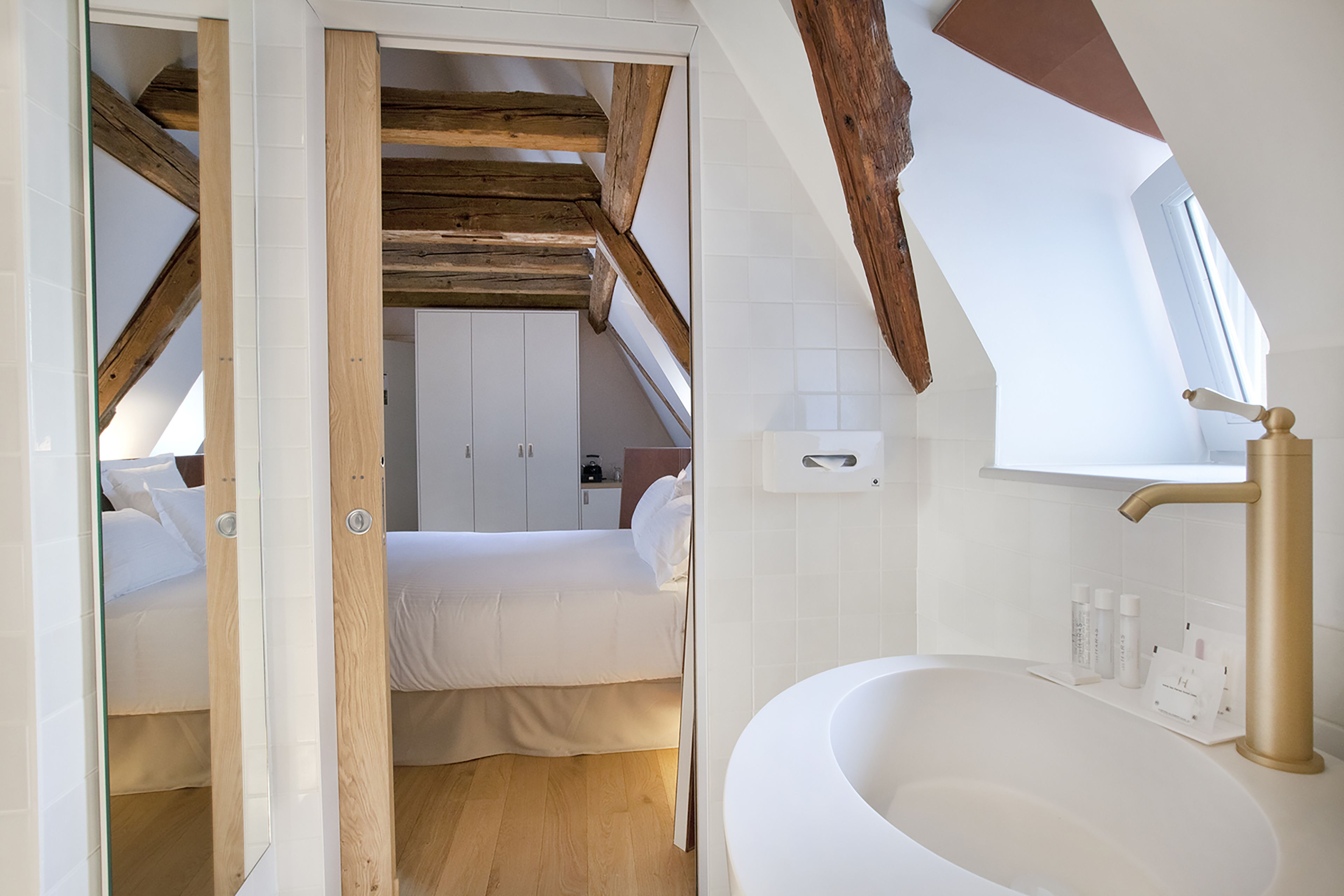 junior room | minibar, in-room safe, desk, soundproofing