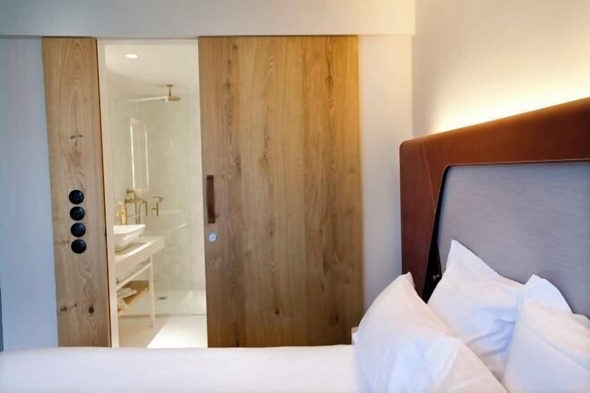 1 chambre, minibar, coffres-forts dans les chambres, bureau