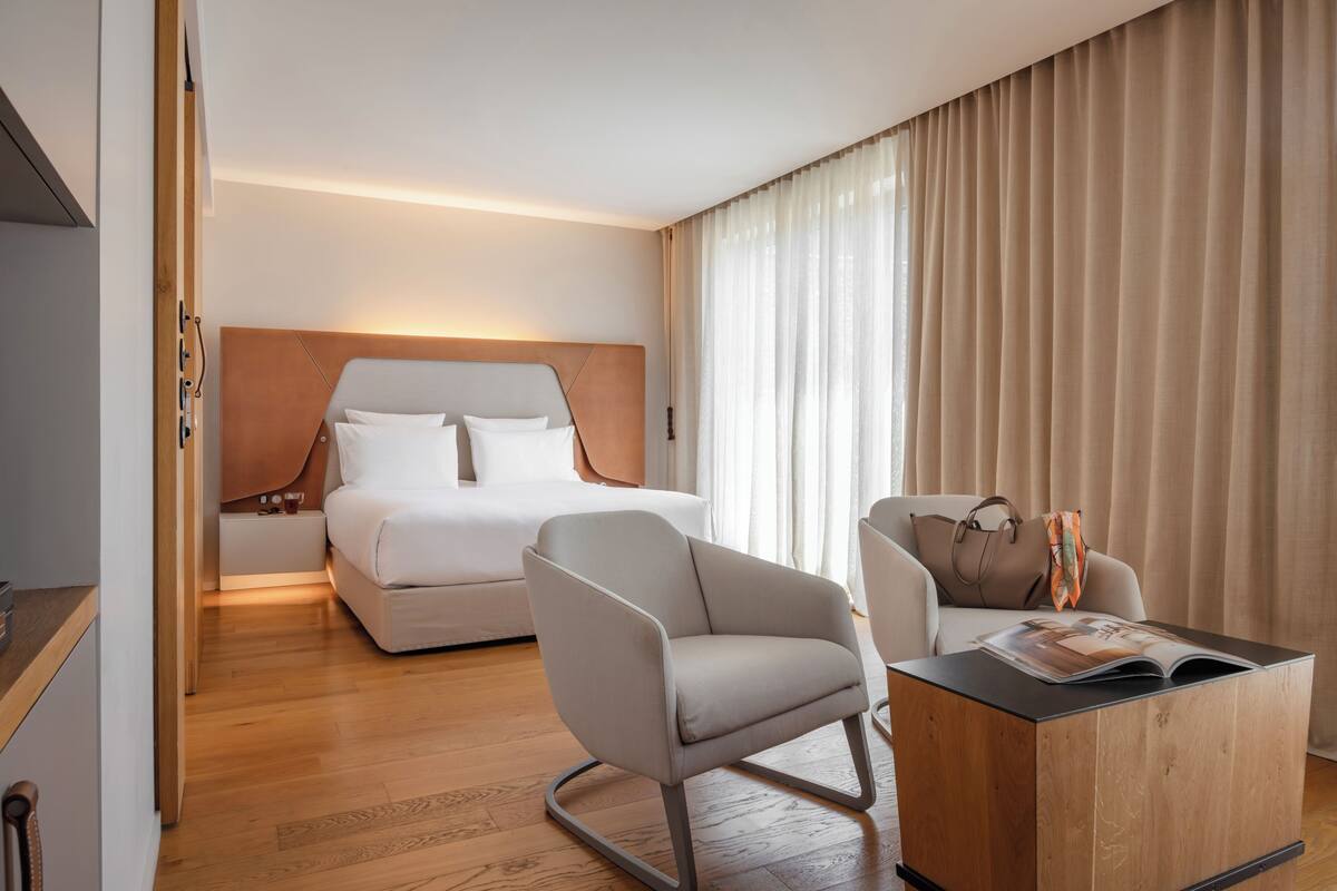 Junior Room | Minibar, in-room safe, desk, soundproofing