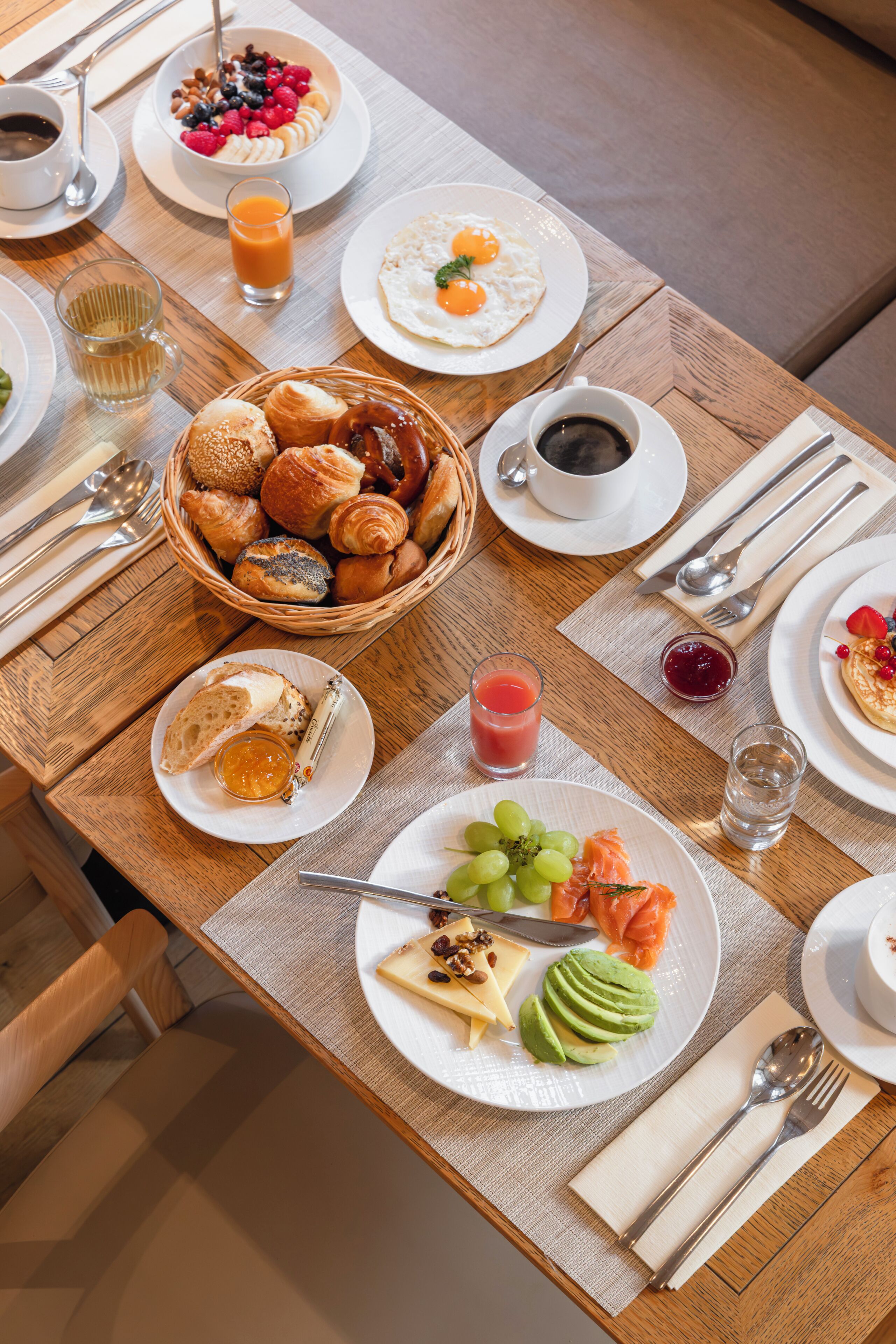 Un bufé de desayuno con diversos alimentos y bebidas.