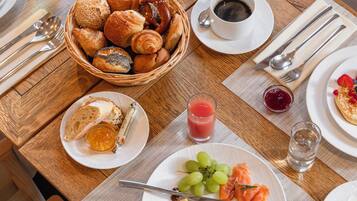 Un bufé de desayuno con diversos alimentos y bebidas.
