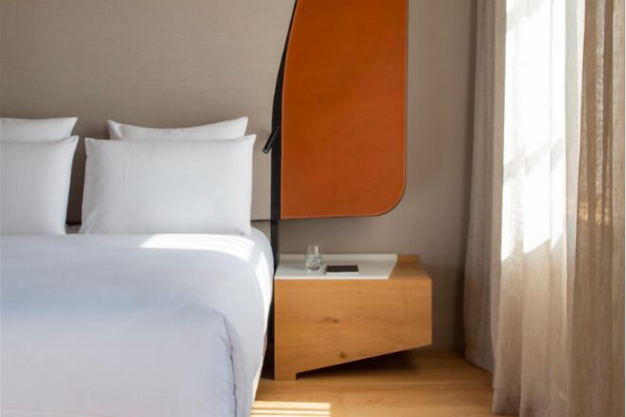 Minibar, caja de seguridad en la habitación y escritorio 