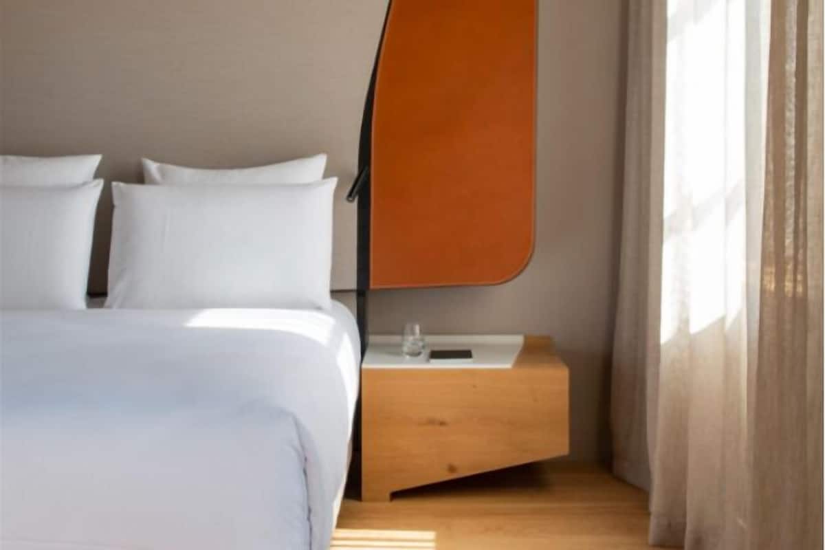 Minibar, caja de seguridad en la habitación y escritorio