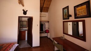 Shower, towels - Mandebele Lodge (Victoria Falls)