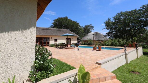 Outdoor pool - Mandebele Lodge (Victoria Falls)