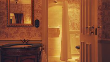 Royale | Bathroom