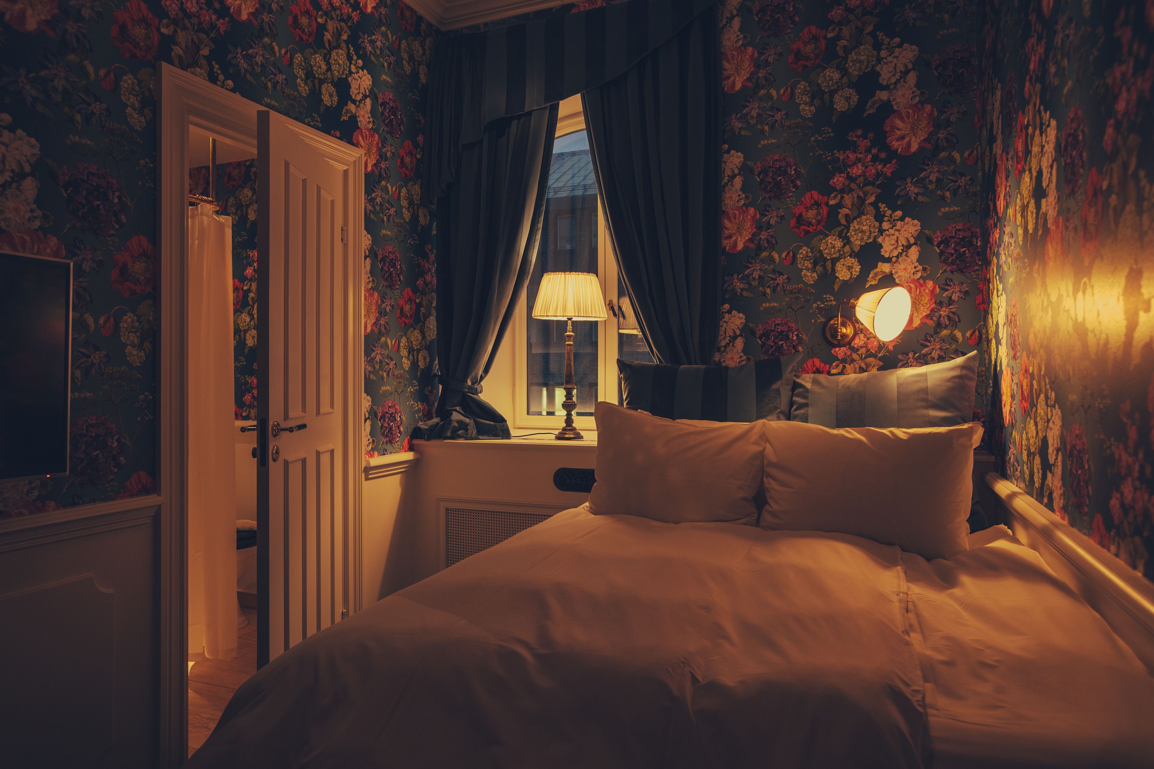 petite | premium bedding, minibar, in-room safe, laptop workspace