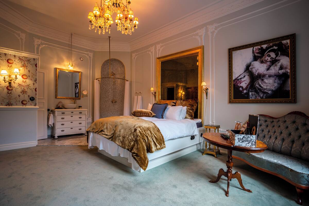 Royale | Ylelliset vuodevaatteet, minibaari, tallelokero huoneessa