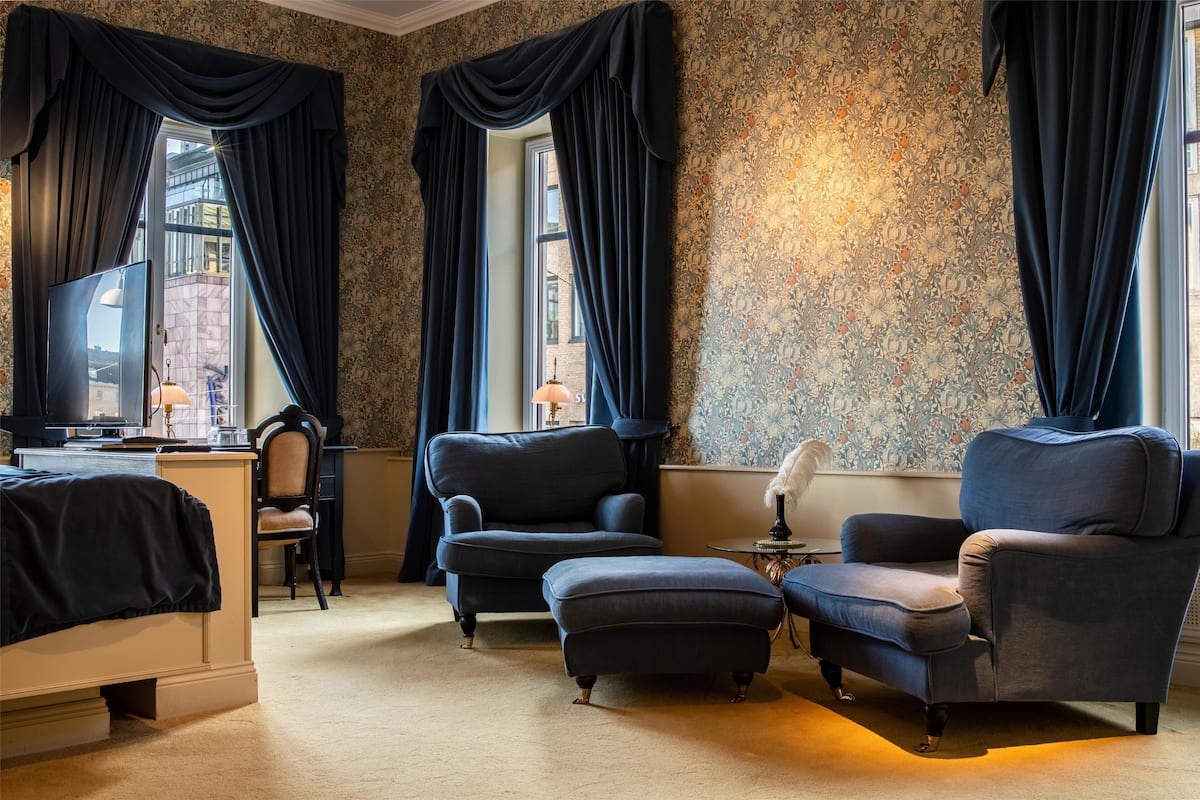 premium bedding, minibar, in-room safe, laptop workspace