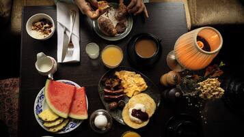 Café da manhã completo todos os dias mediante uma taxa
