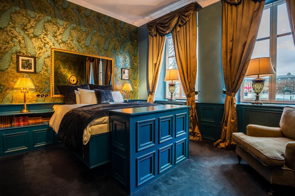 premium bedding, minibar, in-room safe, laptop workspace