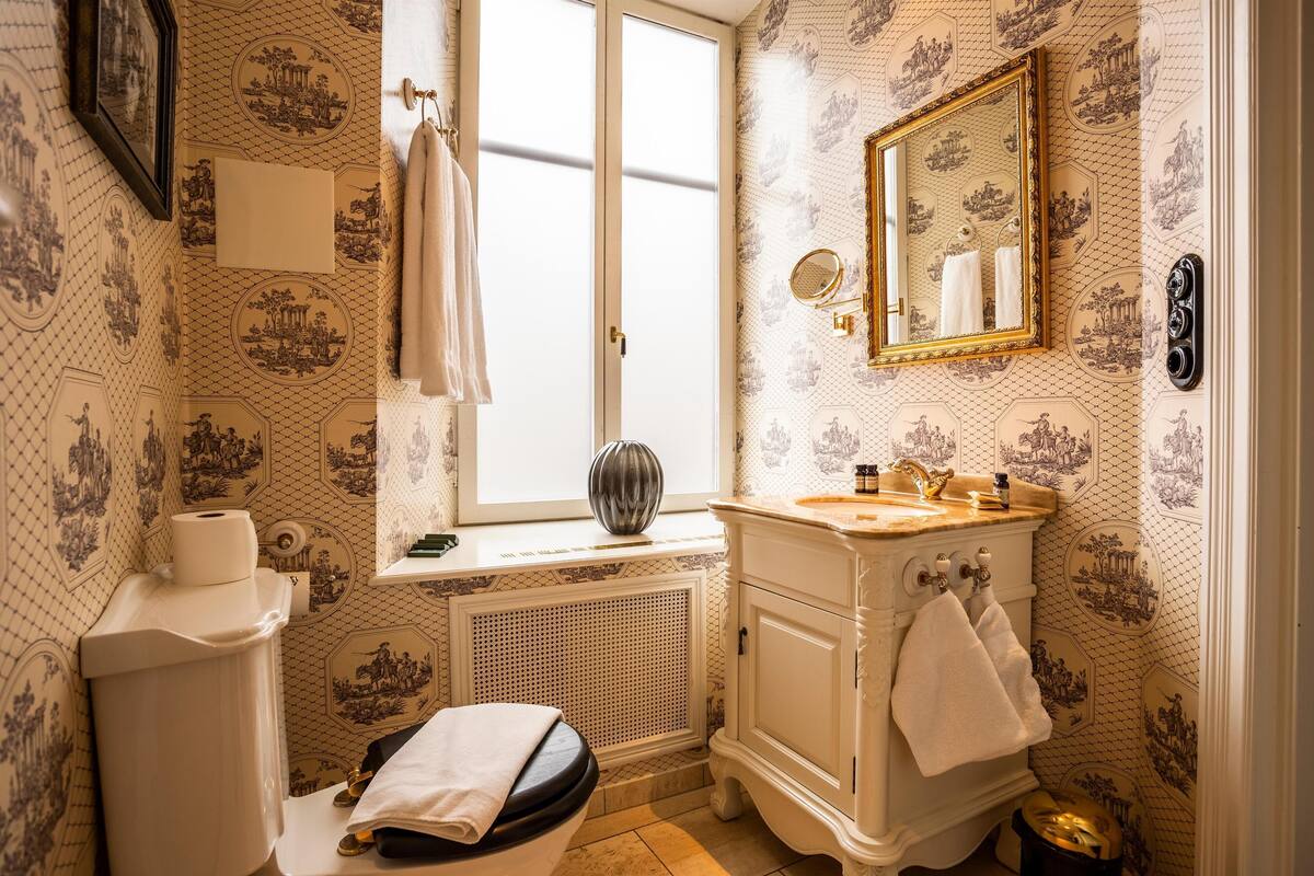 petite plus | bathroom | shower, hair dryer, towels