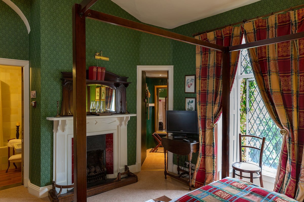 Chambre Double Supérieure, salle de bains attenante (A Four Poster)