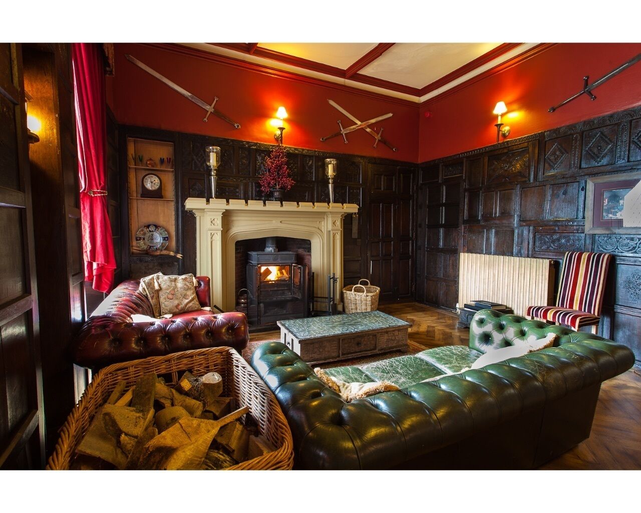Een gezellige woonkamer met een open haard, leren banken en een rustiek houten interieur.