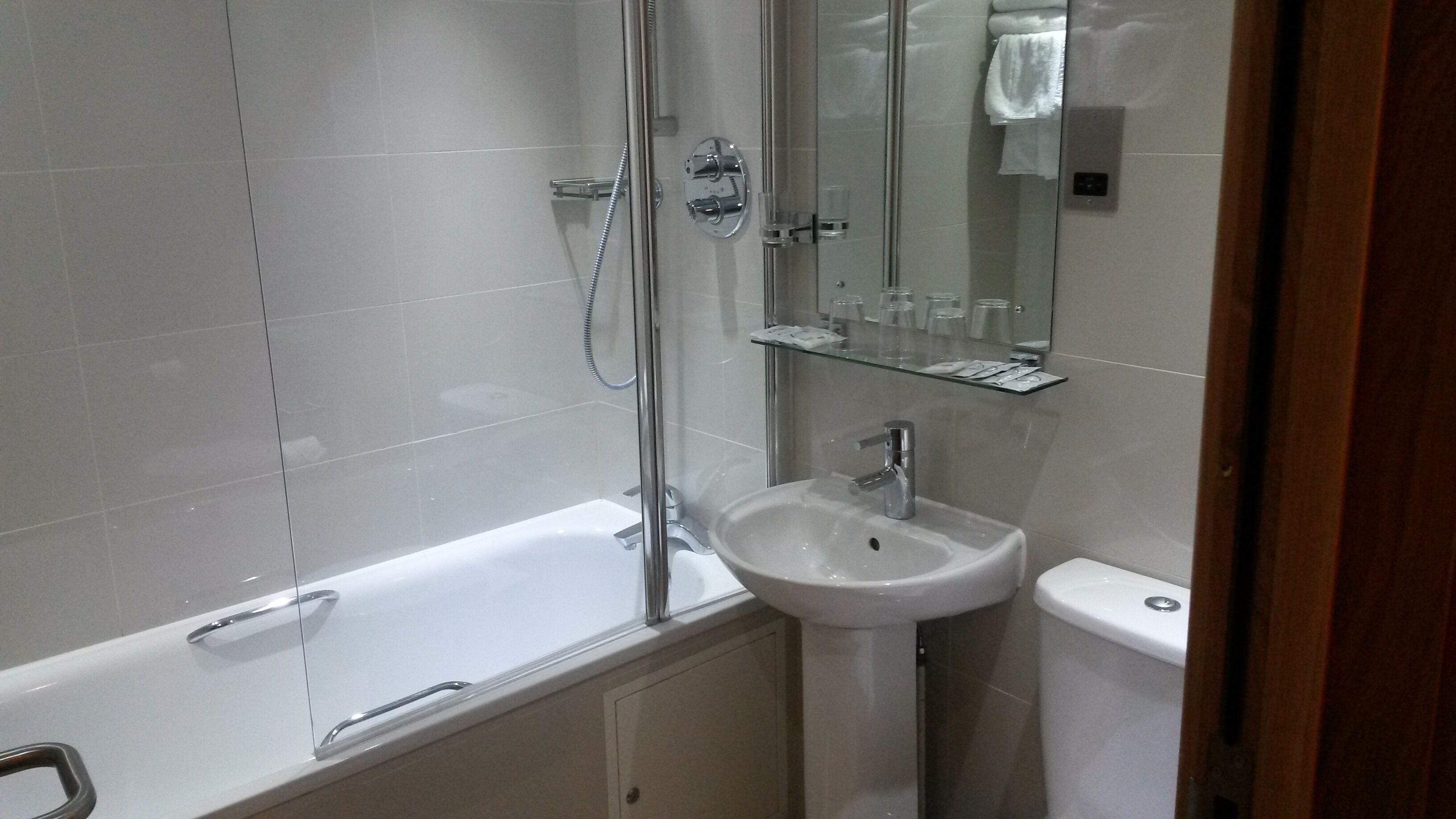 combined shower/bathtub, hair dryer, towels