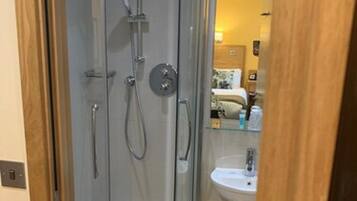 Combined shower/tub, hair dryer, towels