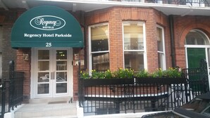 A Regency Hotel Parkside with a green awning, brick facade, and a number 25 sign. - Regency Hotel Parkside (London)
