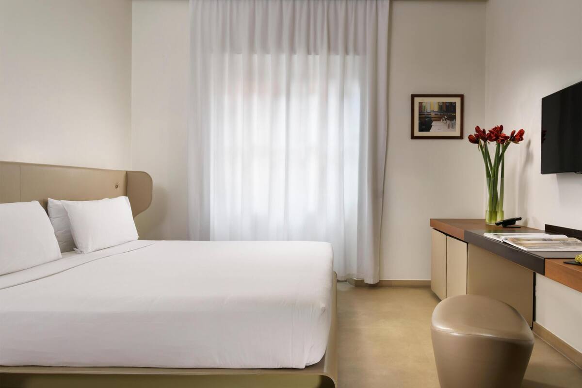 Collection Room | Premium bedding, down comforters, memory foam beds, minibar