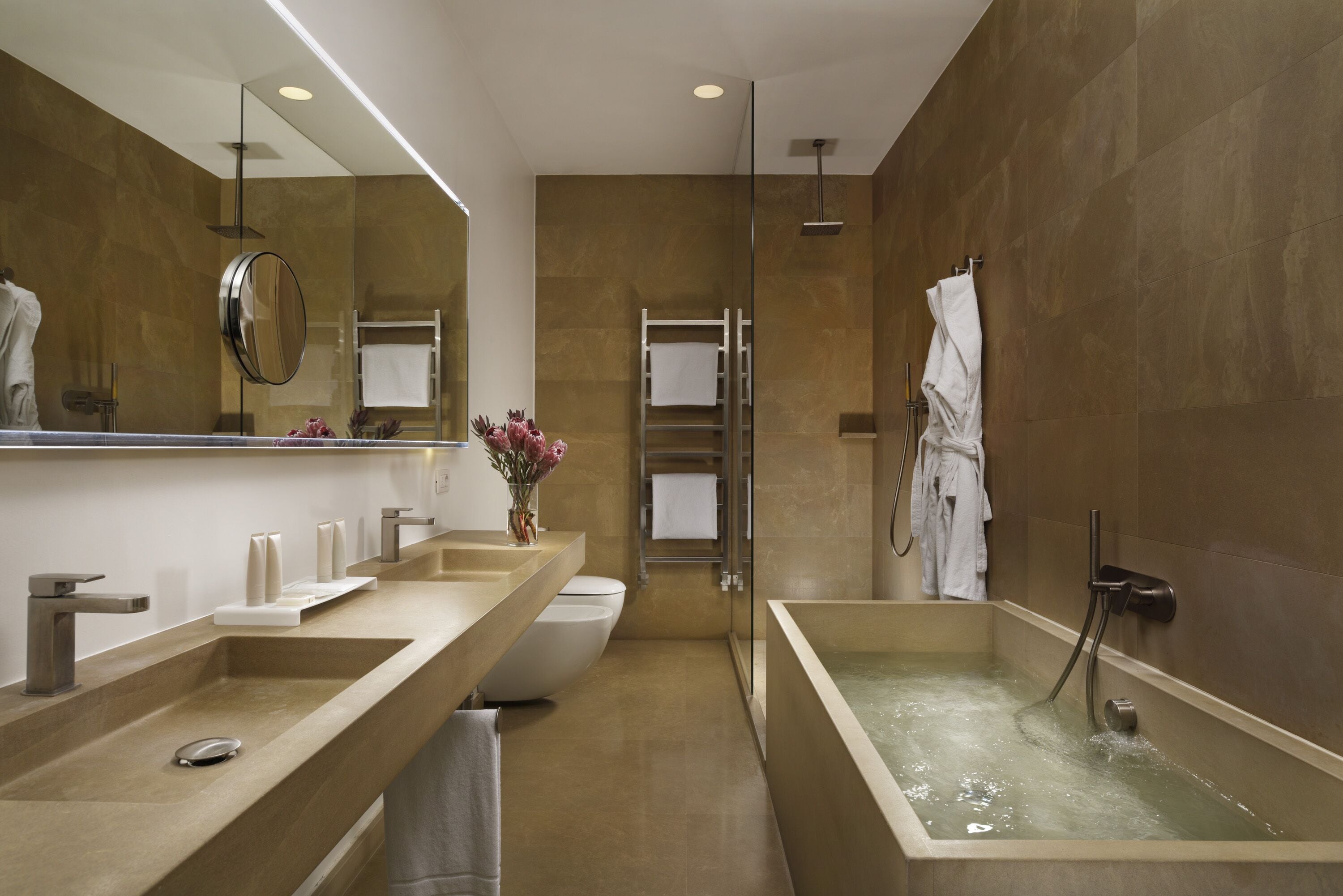 deep-soaking bathtub, hydromassage showerhead, free toiletries