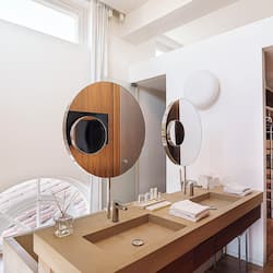 Penthouse | Badkamer | Een diep bad, een hydromassagedouche, gratis toiletartikelen