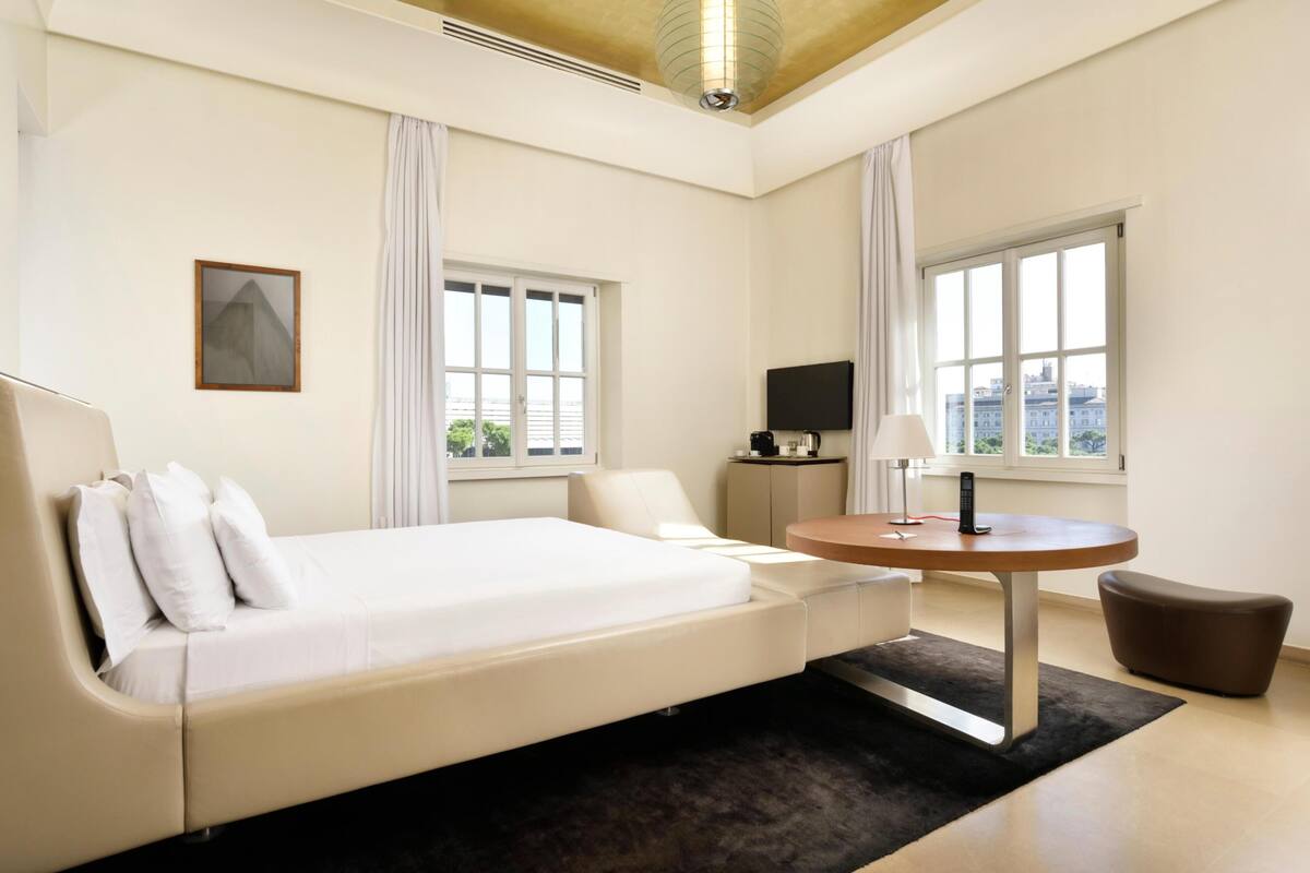 Collection Premium Room | Premium bedding, down comforters, memory foam beds, minibar