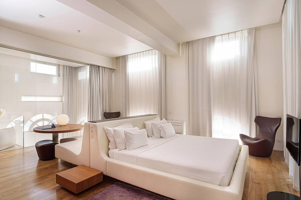 Penthouse Suite | Premium bedding, down comforters, memory foam beds, minibar