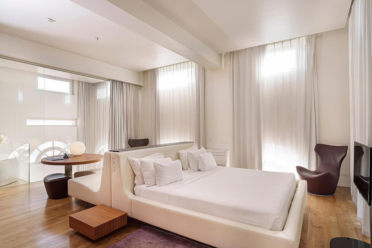 Penthouse Suite | Premium bedding, down duvets, memory-foam beds, minibar
