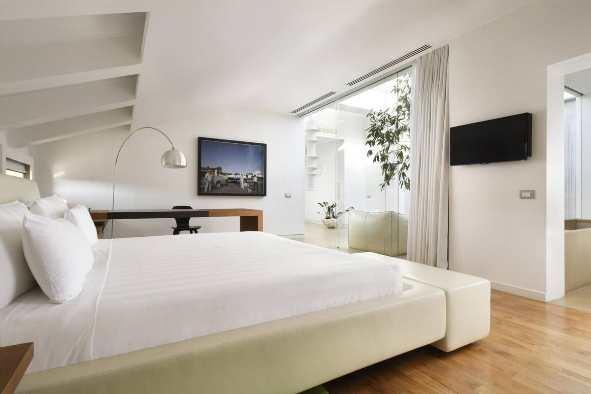 Skylight Suite | Premium bedding, down comforters, memory foam beds, minibar
