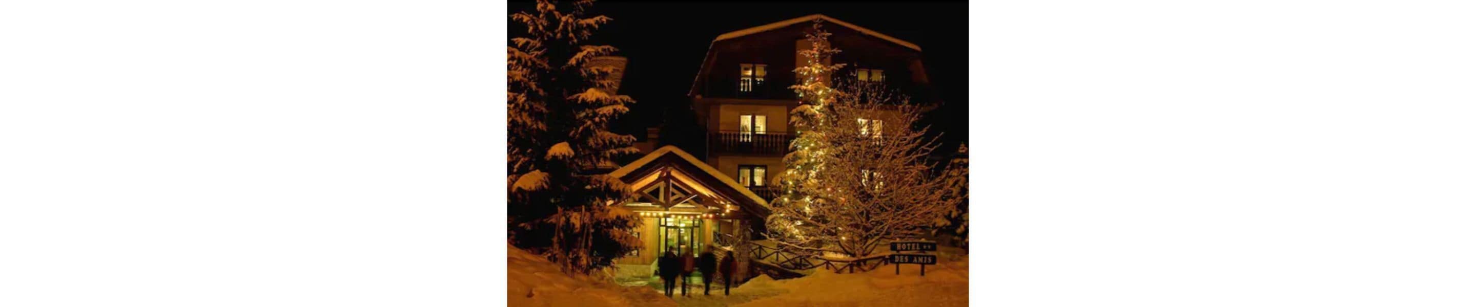 Vista frontal de la propiedad por la tarde o noche