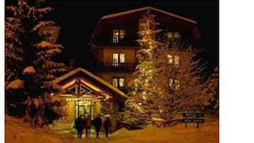 Bagian depan properti - sore/malam