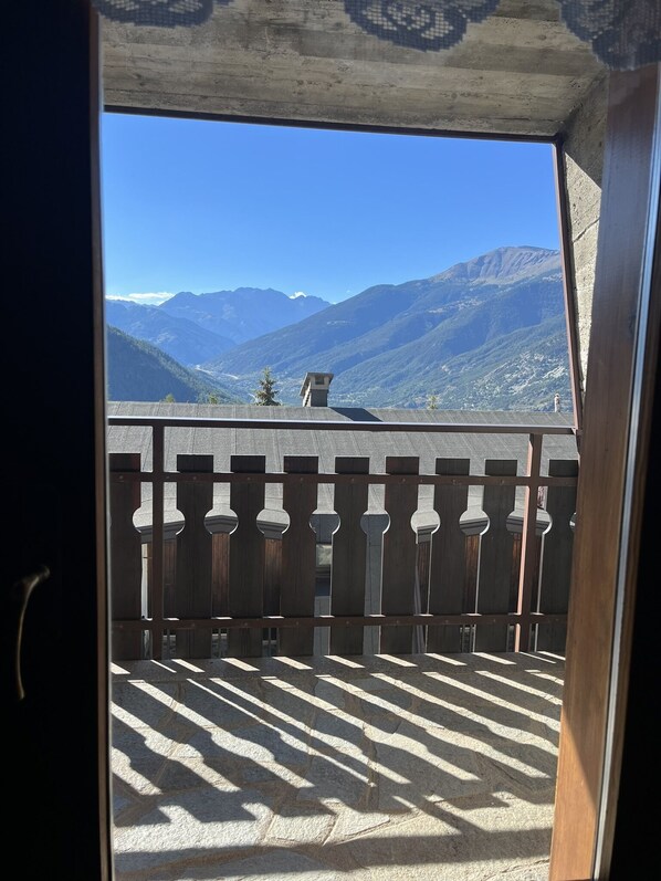 A balcony with a view of mountains. - Hotel Des Amis (Sauze d'Oulx)