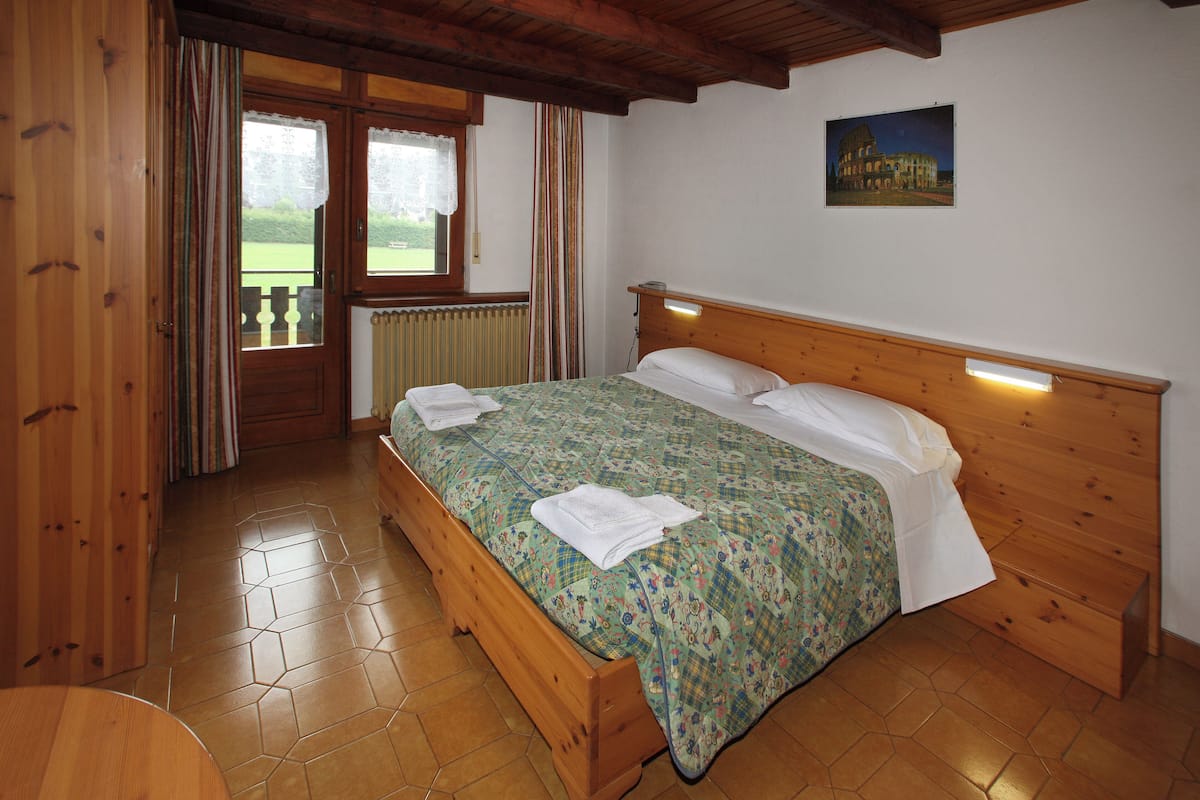 1 habitación, cortinas blackout, wifi gratis y ropa de cama