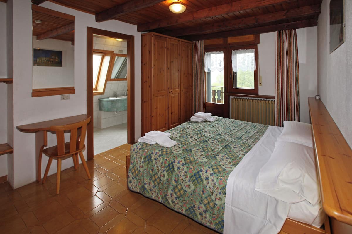 1 bedroom, blackout drapes, free WiFi, bed sheets
