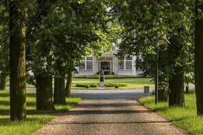 Front of property - Palac Romantyczny (Lysomice)
