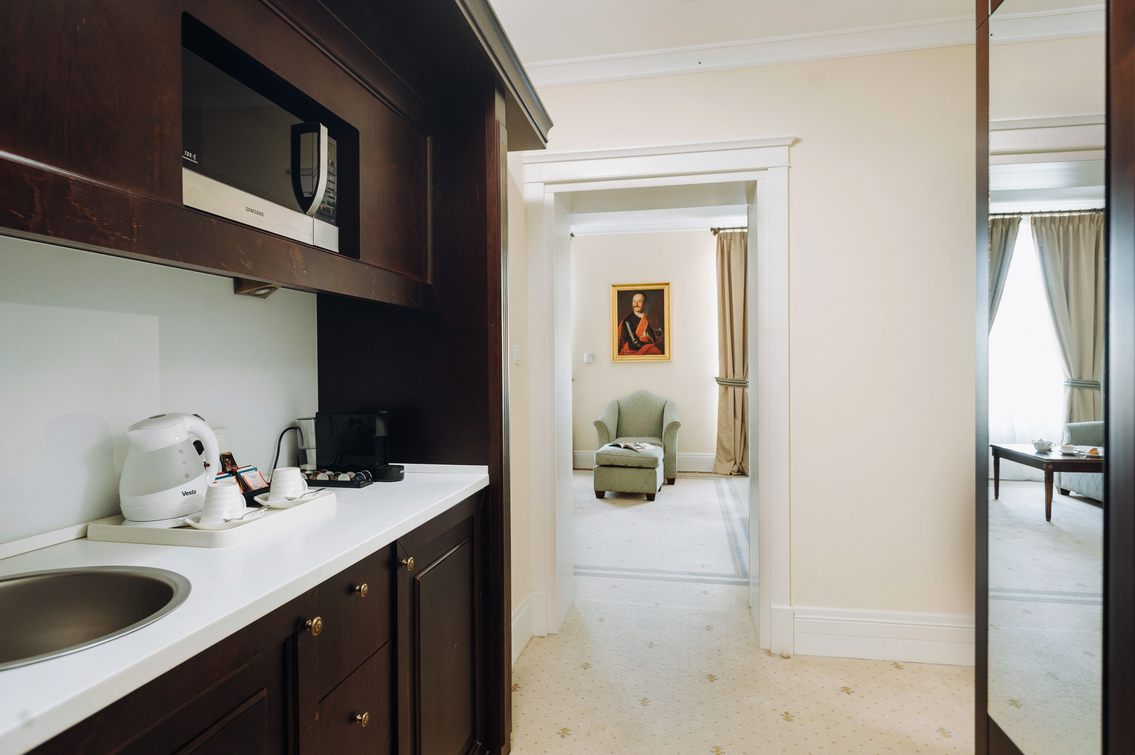 suite | private kitchen | fridge, coffee/tea maker, electric kettle