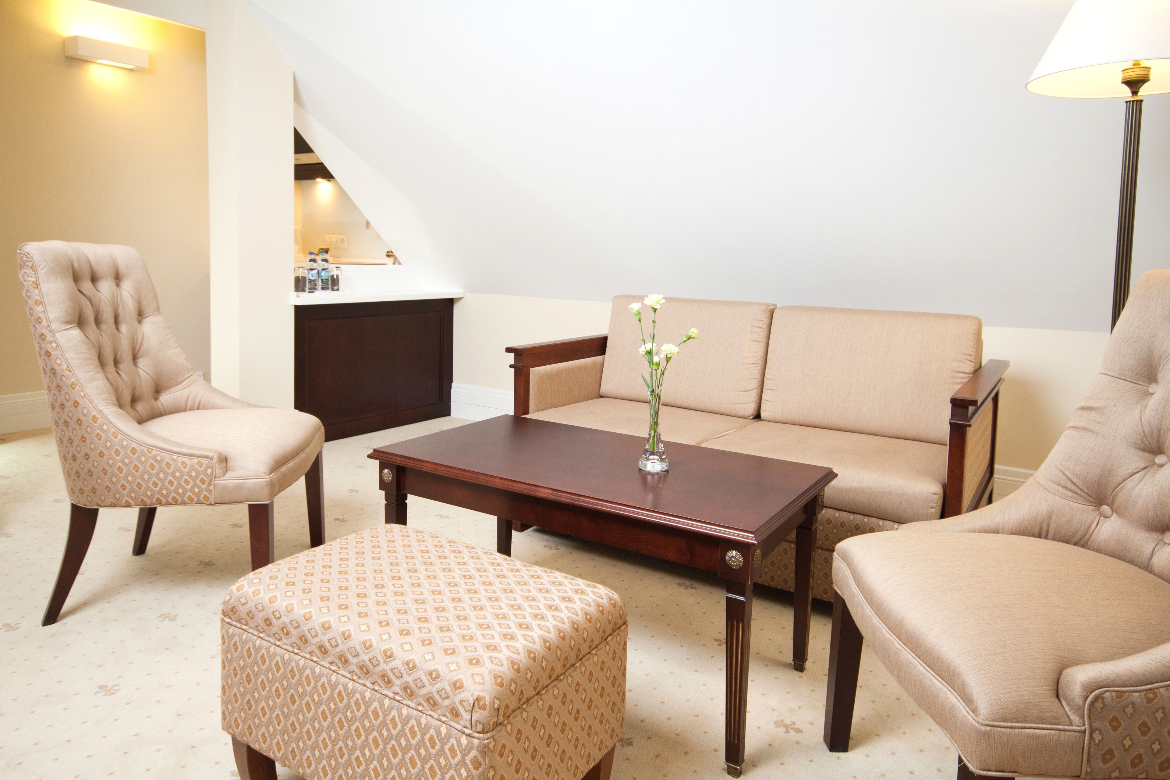 suite | living area | flat-screen tv