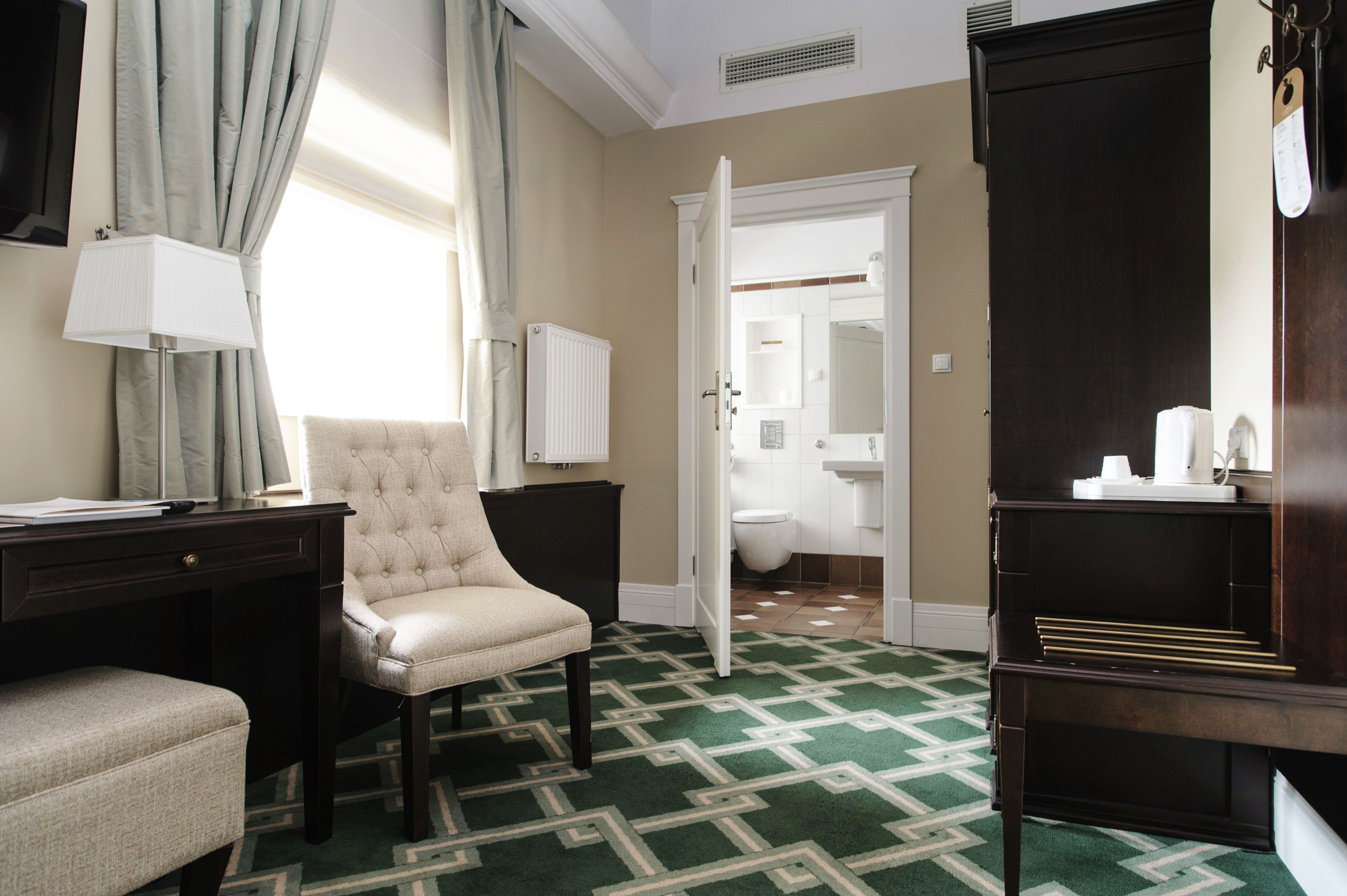 single room | premium bedding, minibar, in-room safe, desk