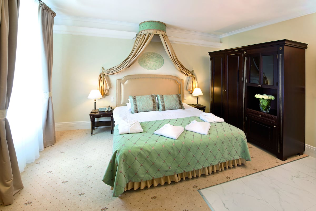 Suite | Premium bedding, minibar, in-room safe, desk