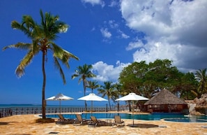 Na praia, areia branca, prática de vôlei de praia 