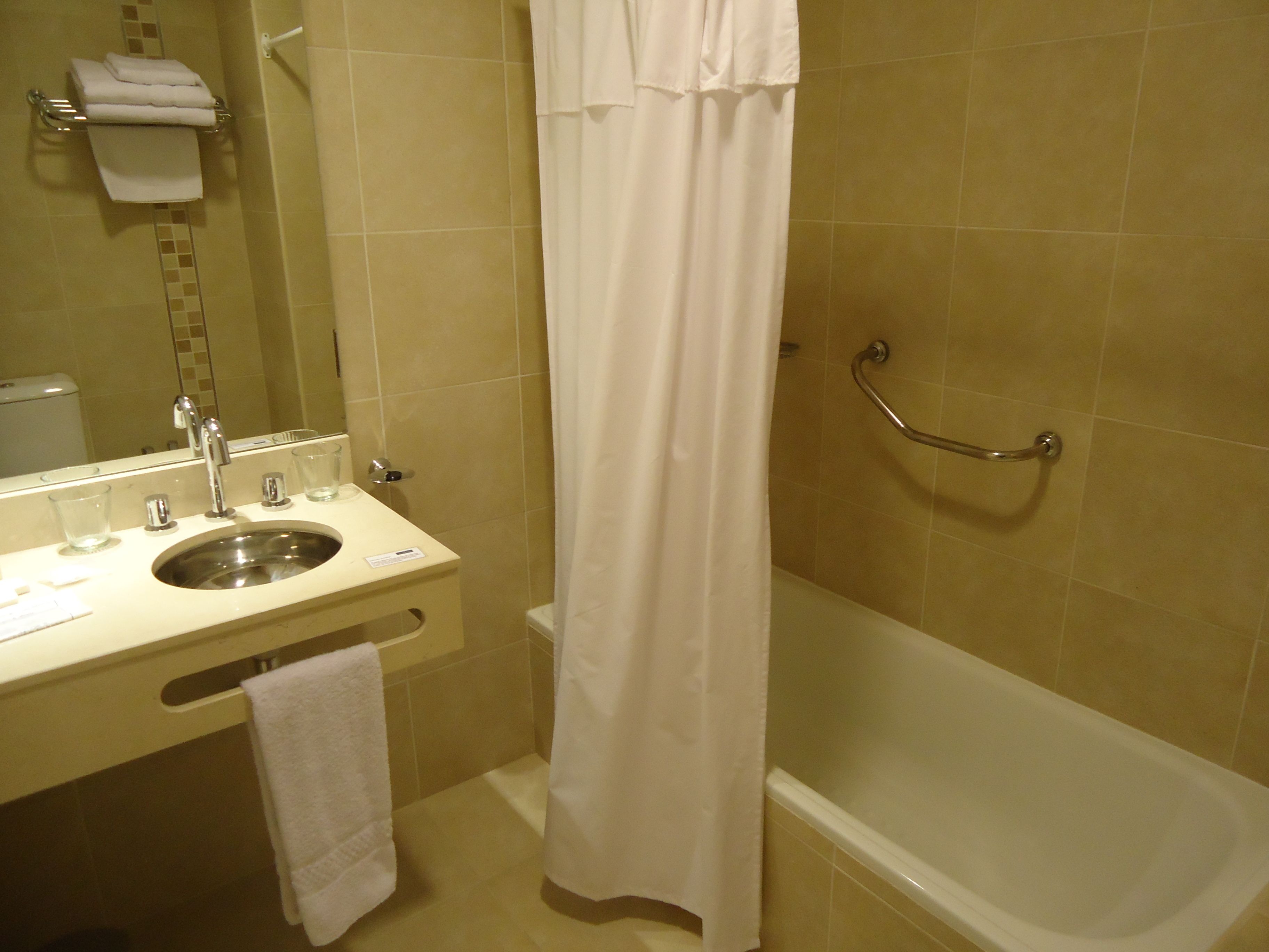 bathtub, free toiletries, bidet, towels