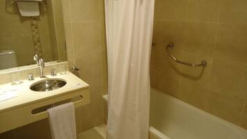 Baignoire, articles de toilette gratuits, bidet, serviettes fournies