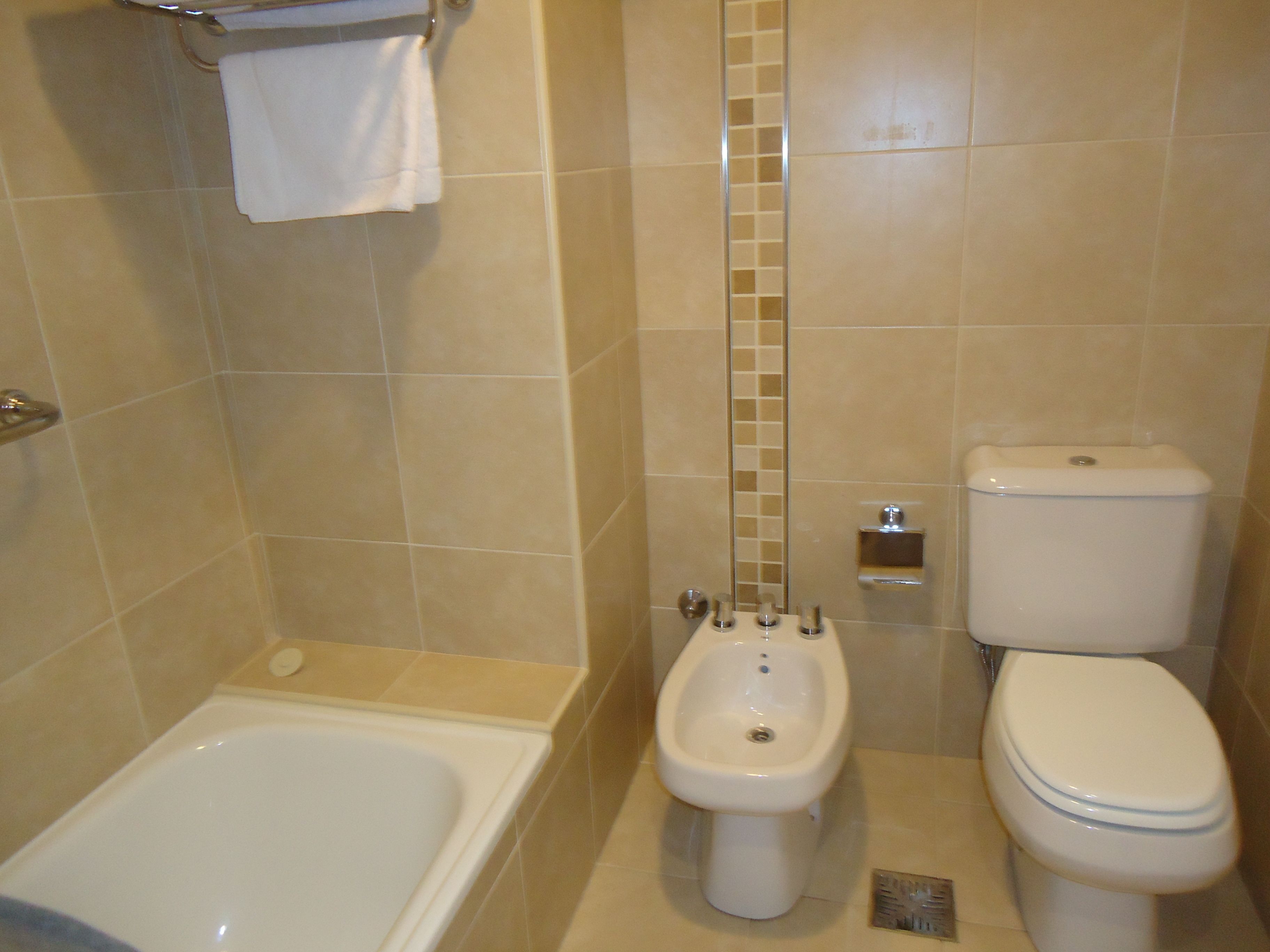 bathtub, free toiletries, bidet, towels