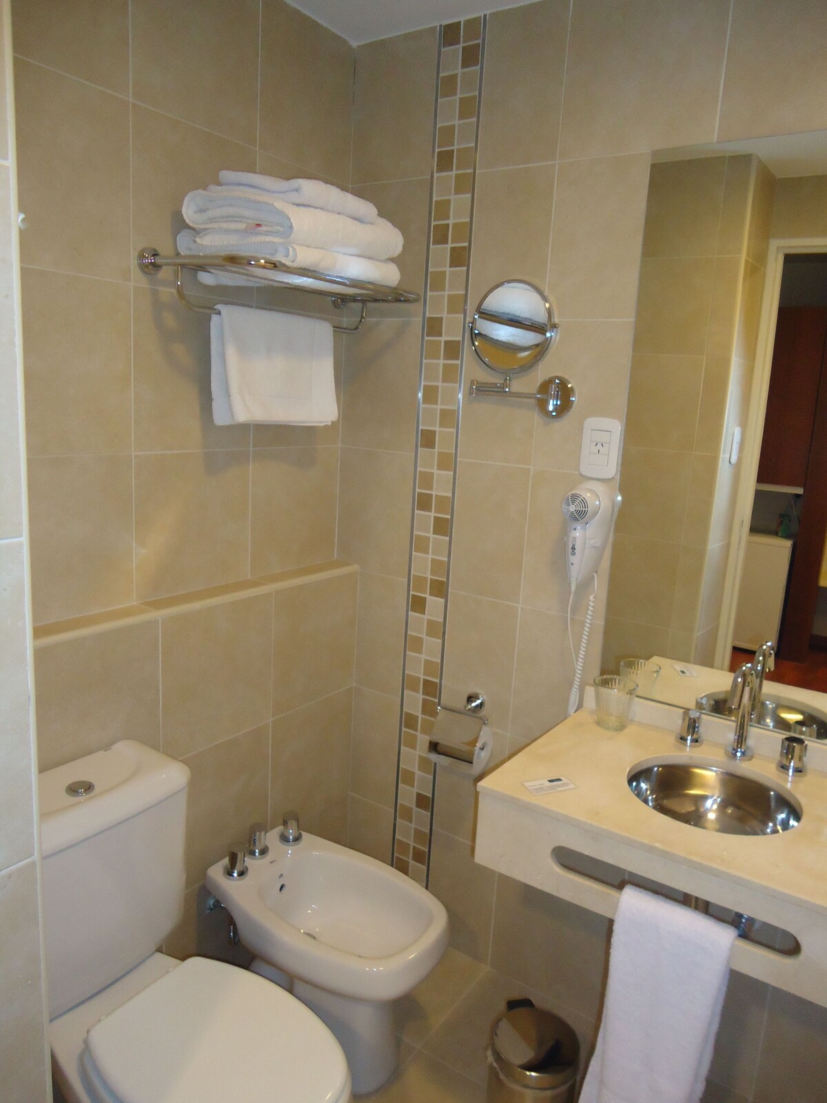 Bañera, artículos de higiene personal gratuitos, bidé y toallas